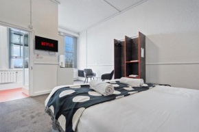 Bright, airy space with Parking and Netflix Apt 112